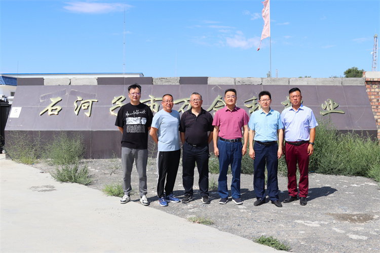 省供銷(xiāo)社黨組副書(shū)記、監(jiān)事會(huì)主任張強(qiáng)調(diào)研集團(tuán)公司在疆合作企業(yè)